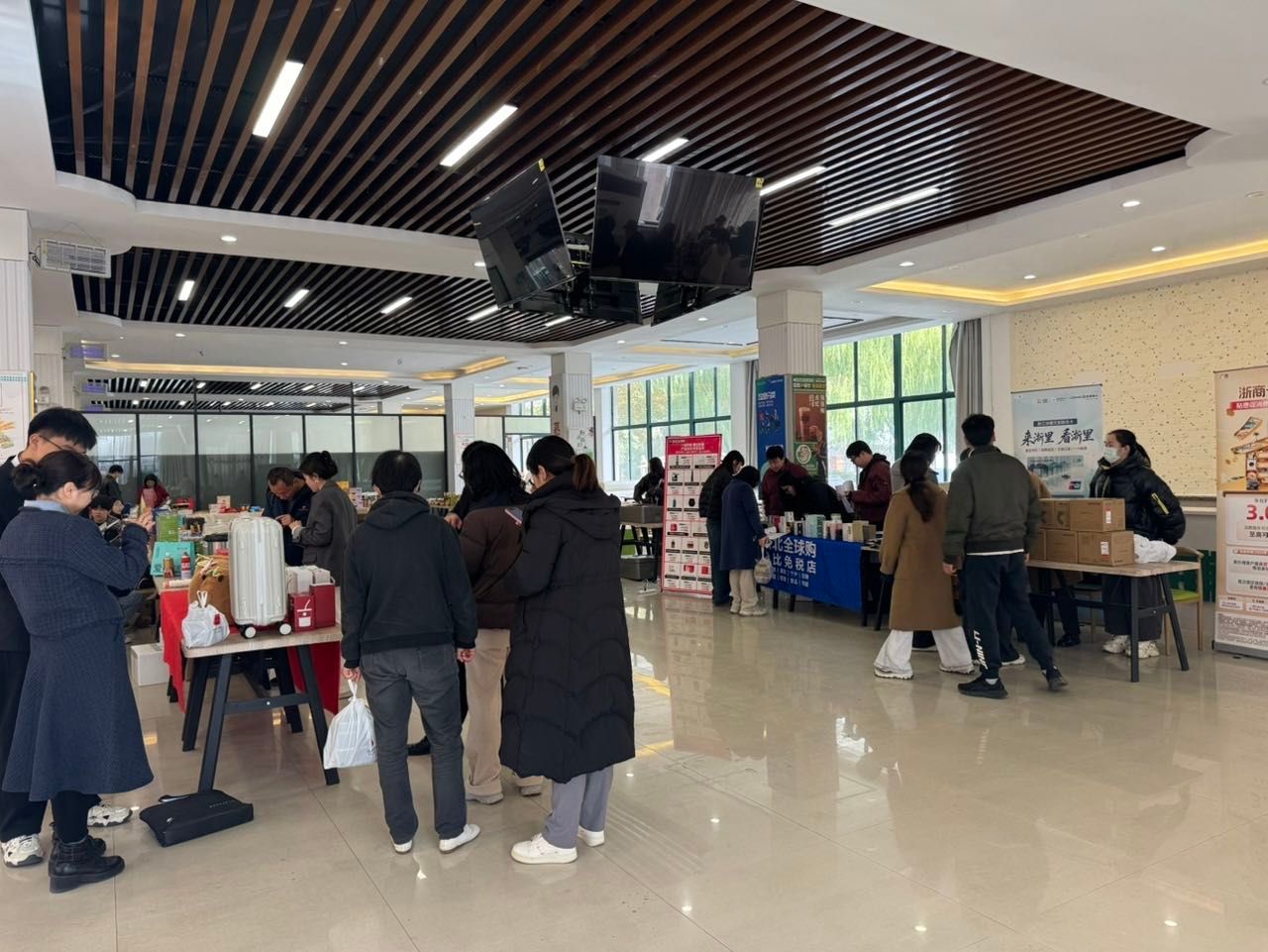 情暖南湖，同心惠民 省教育工會消費幫扶產品高校巡展暖心開展